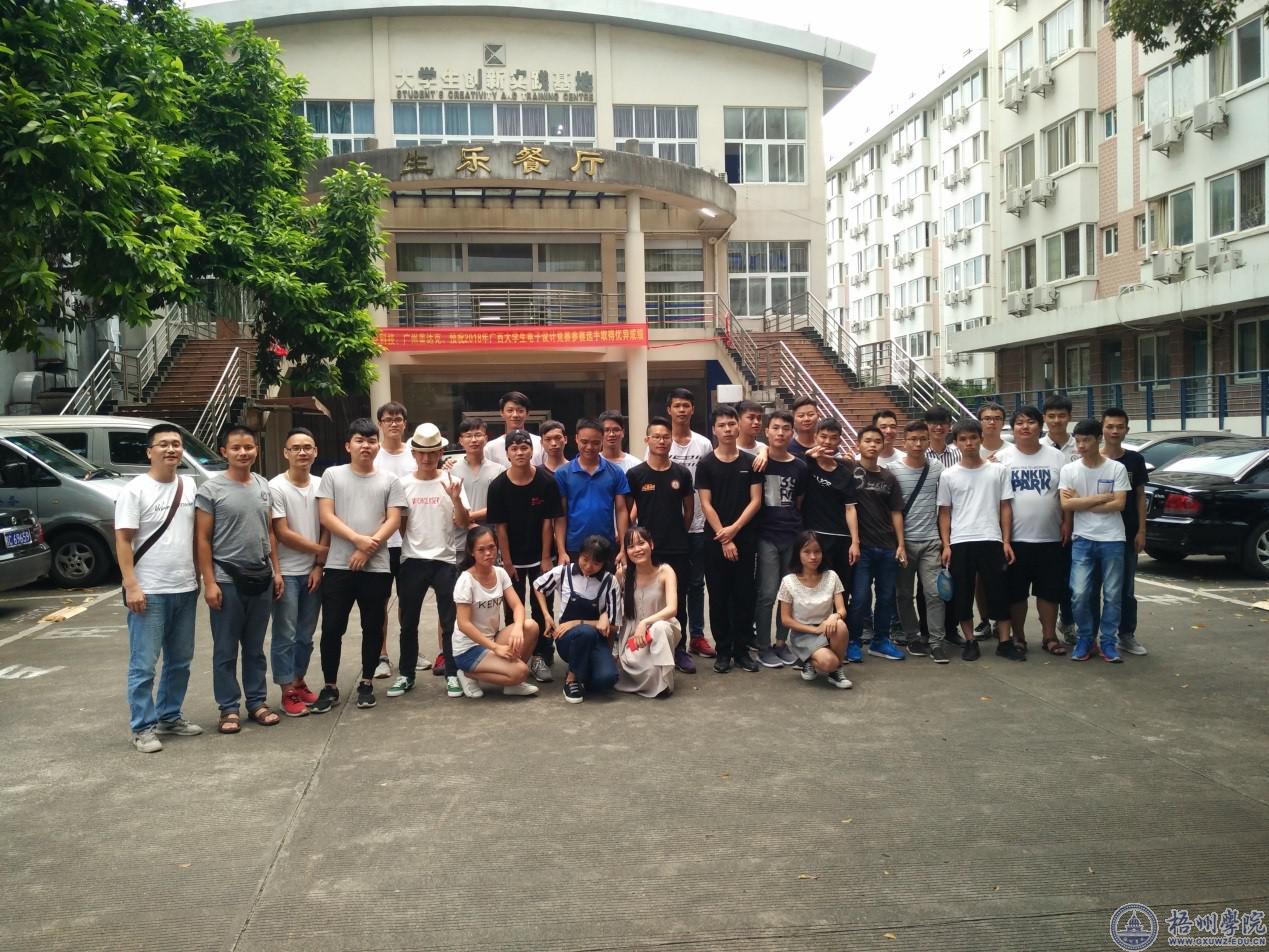 7��26�մ�����ʦ�Ͳ���ͬѧ�ڵ�����ƾ����ڶ��׶α�����Ʒ����ʱ��Ӱ